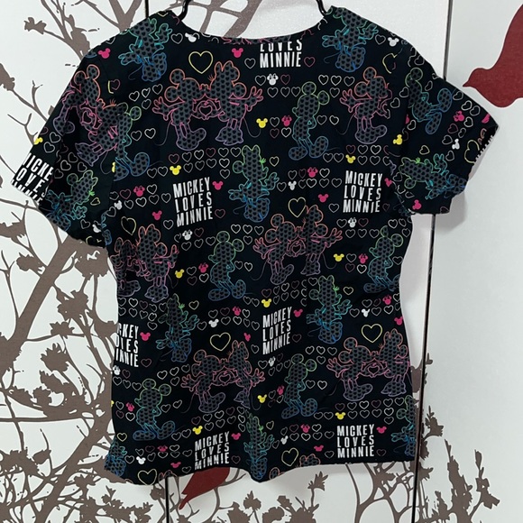 DISNEY Mickey Loves Minnie Size Med W/Front Pockets Scrub Top (T-Shirt) NWOT $55 - Picture 2 of 11